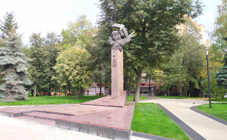 В Курске в сквере имени Зеленко сегодня высадили 330 деревьев  кустарников