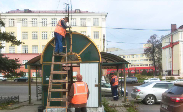 В Курске на остановке возле филармонии снесли заброшенный ларек