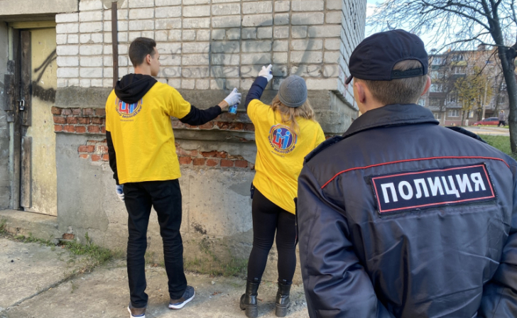 В Железногорске полицейские и волонтеры Центра Молодежи закрасили наркорекламу