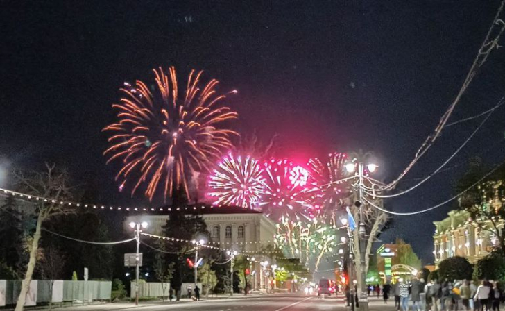 В Курске вечером 23 октября жителей центра напугал фейерверк