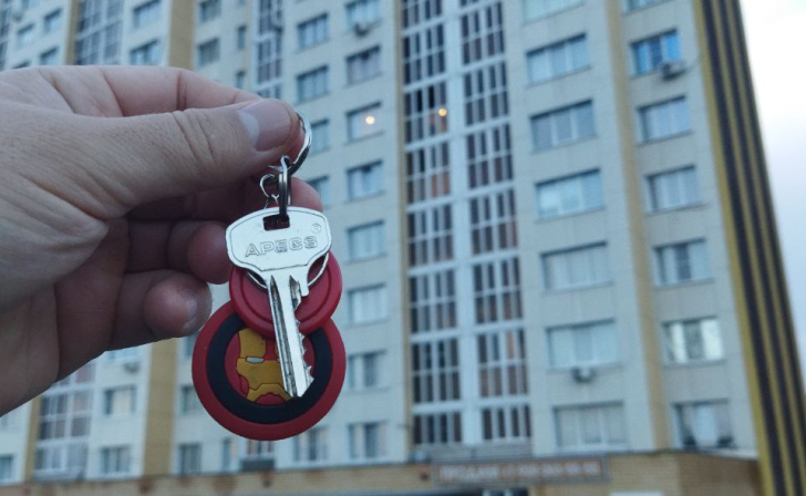 В Курске вручили ключи от однокомнатных квартир 9 сиротам