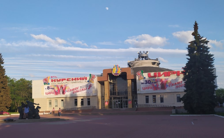 В курском цирке для семей мобилизованных показали спектакль «Клоун»