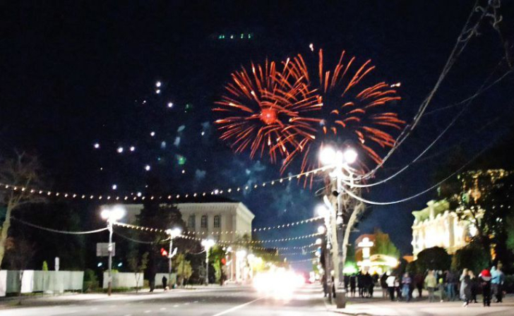 В Курске на проспекте Дружбы неизвестные напугали жителей салютом