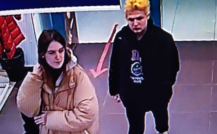 В Железногорске ищут парня и девушку, укравших дорогие кроссовки