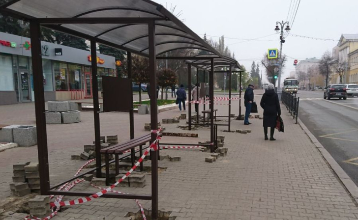В Курске на ул.Радищева сдвинут остановочные павильоны