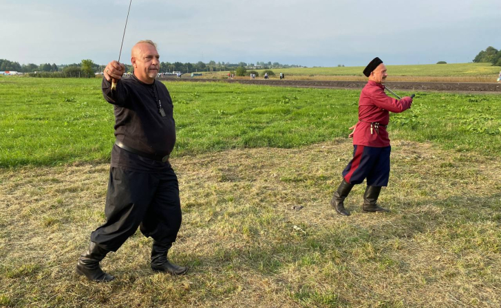 Курян приглашают на мастер-классы по владению шашкой и исполнению казачьих песен Курян приглашают на мастер-классы по владению шашкой и исполнению казачьих песен