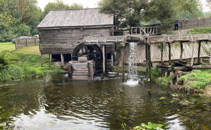 В Курской области возле водяной мельницы строят ДК, тематические дома и 30-метровый мост