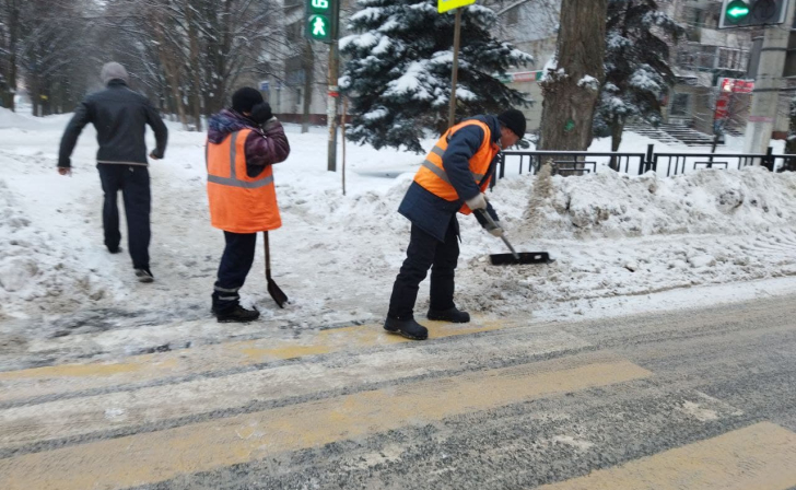 В Курске на борьбу со льдом вышли 700 дворников