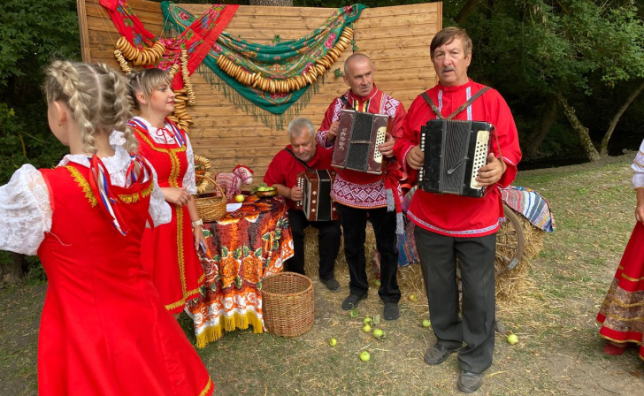 Курян приглашают на концерты в честь юбилея Дома народного творчества Курян приглашают на концерты в честь юбилея Дома народного творчества