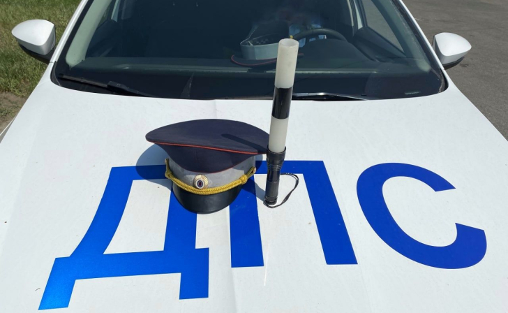 В Курске полицейский УАЗ врезался в стоящий автомобиль ВАЗ