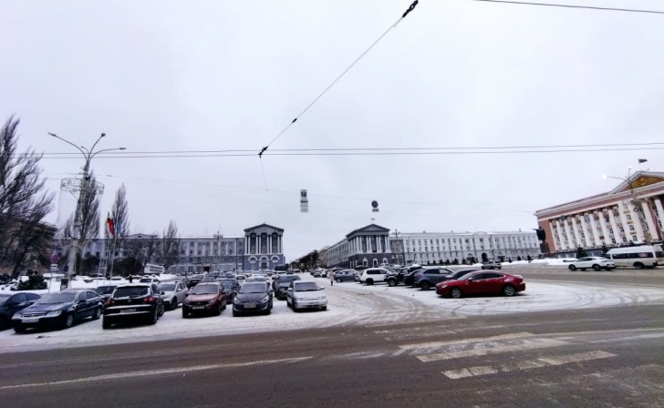 В Курске на Красной площади 8 декабря начался монтаж площадки «Красный лес»