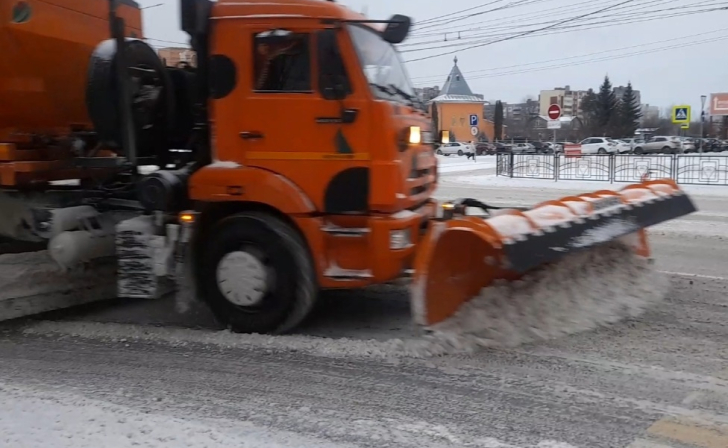 Более 70 единиц техники в Курске чистят снег