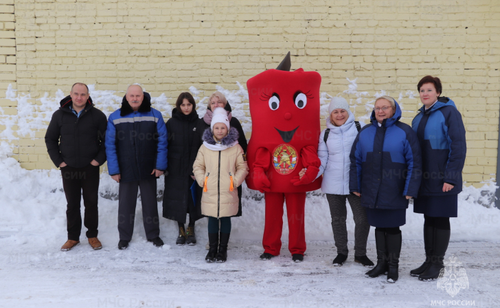 В Курске журналистов-школьников сотрудники МЧС провели блог-тур по цеху зарядки огнетушителей В Курске журналистов-школьников сотрудники МЧС провели блог-тур по цеху зарядки огнетушителей