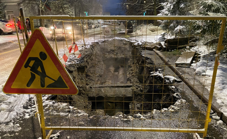 В Курске на ул.Серафима Саровского ночью ремонтировали теплосети