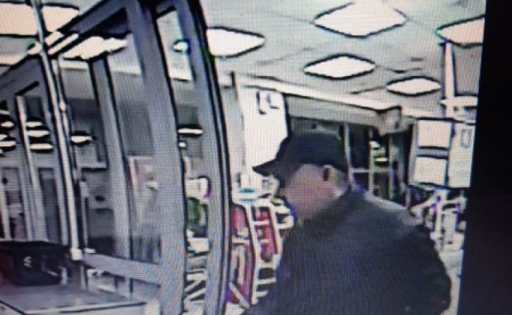 В Курске полицейские ищут мужчину, подозреваемого в краже женской сумки