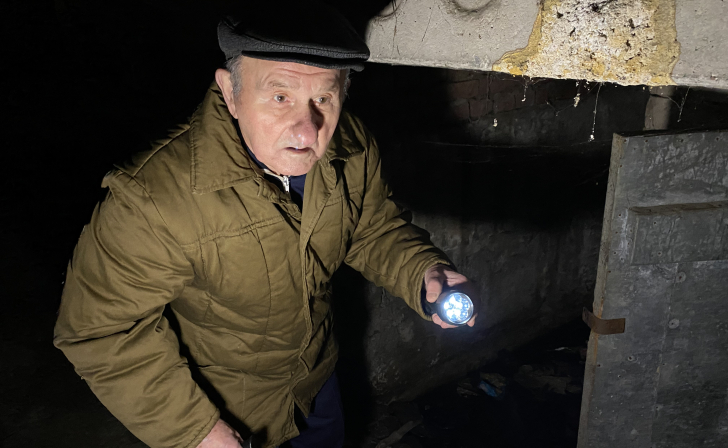 Коммунальщики откачают канализацию после обращения курского ветерана труда Коммунальщики откачают канализацию после обращения курского ветерана труда