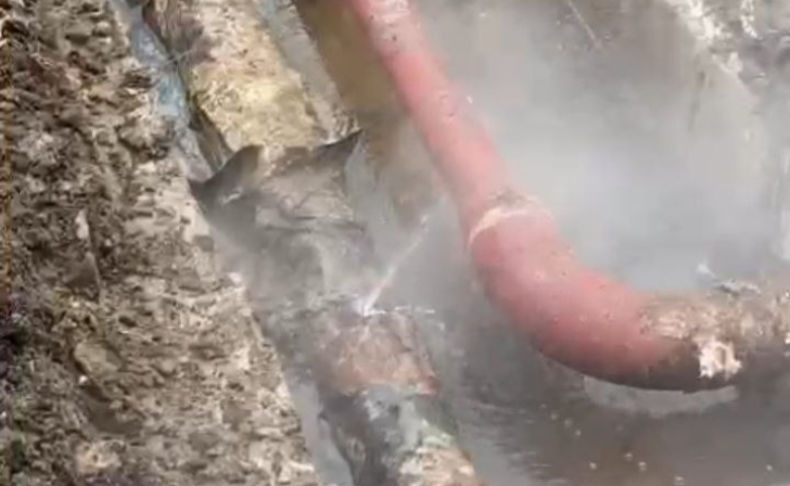 В Курске на улице Сумской, 46 произошел порыв на теплосети