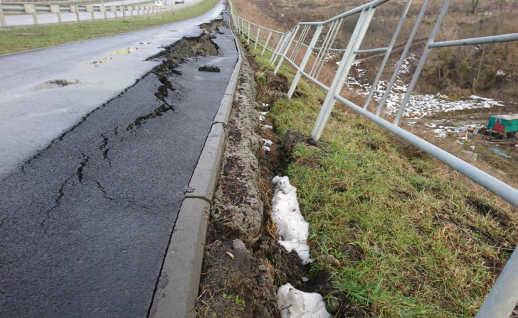 В Курске на проспекте Плевицкой снова развалился проблемный тротуар