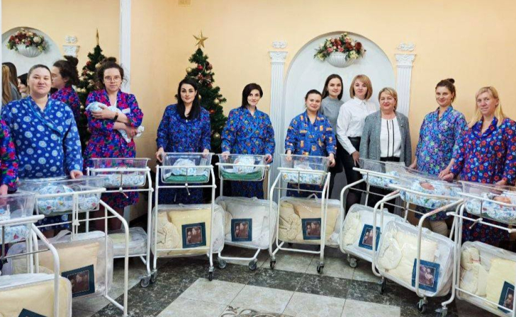 В Курске 10 мам новорождённых получили свидетельства о рождении малышей