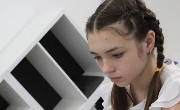 В Курске ученица школы №35 Лилия Истомина создала самоуправляемого робота-мусорщика