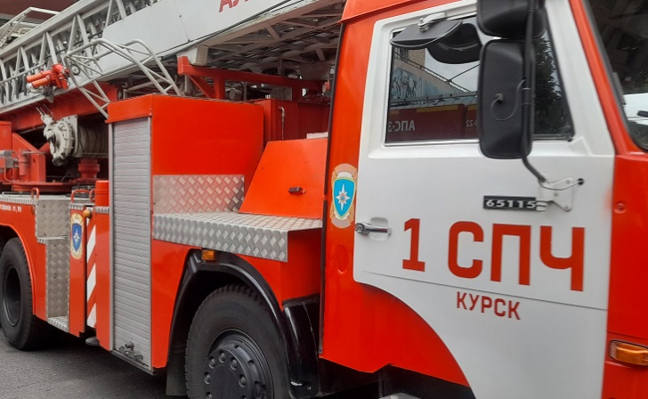 В Курске на Новоселовском переулке горел нежилой дом
