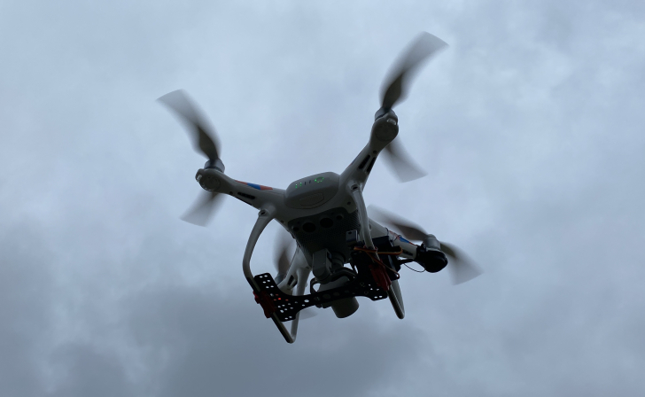 В Курской области 2 человека пострадали от взрывного устройства, сброшенного с дрона