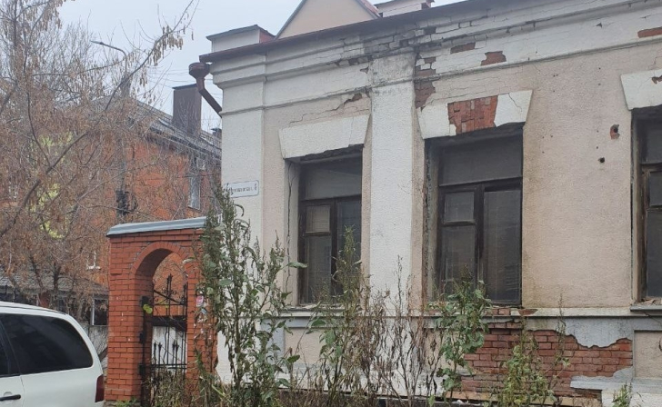 Куряне жалуются на аварийное здание возле детской поликлиники на ул.Чумаковская