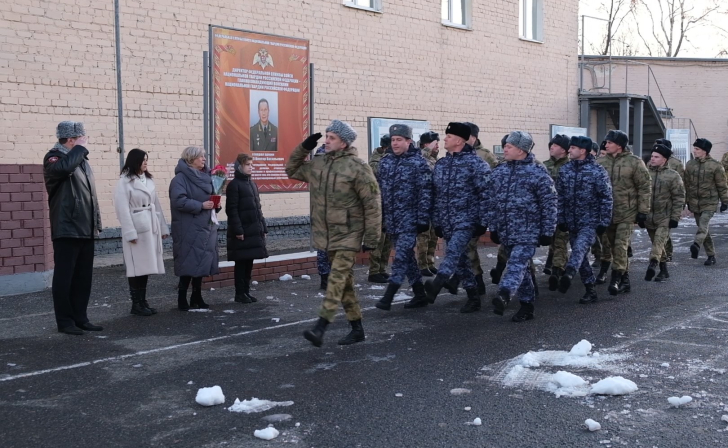 В Курске семье погибшего военнослужащего Росгвардии вручили орден Мужества
