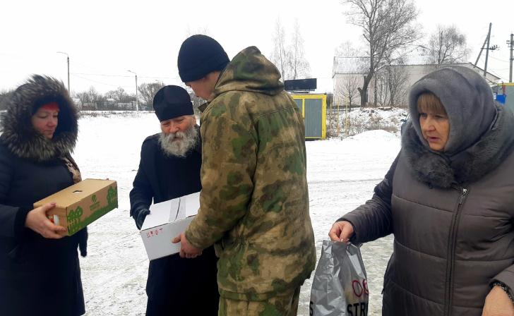 В Курской области передали военнослужащим легковые авто и бронежилеты