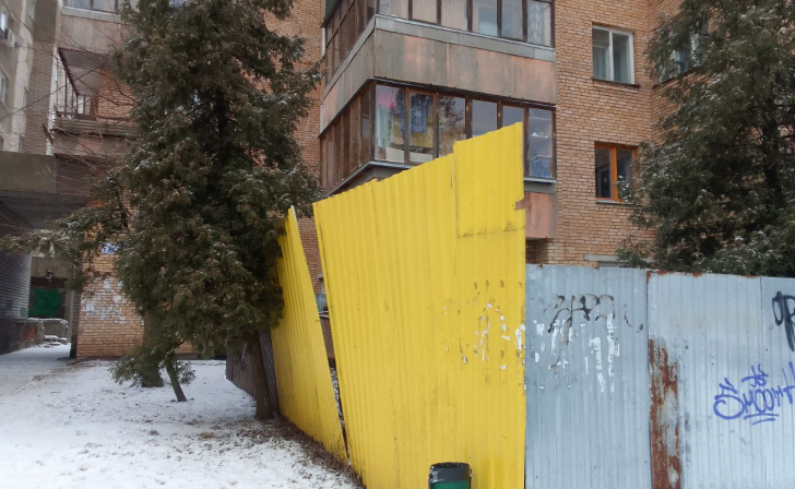 В центре Железногорска стоит многолетний завалившийся забор