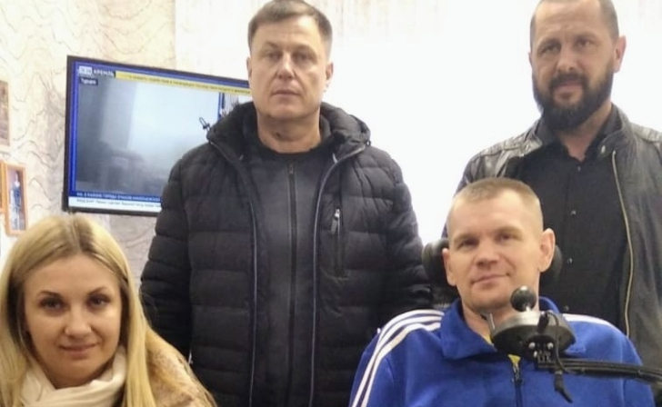 Курянину Роману Рябухину доставили коляску-ступенькоход