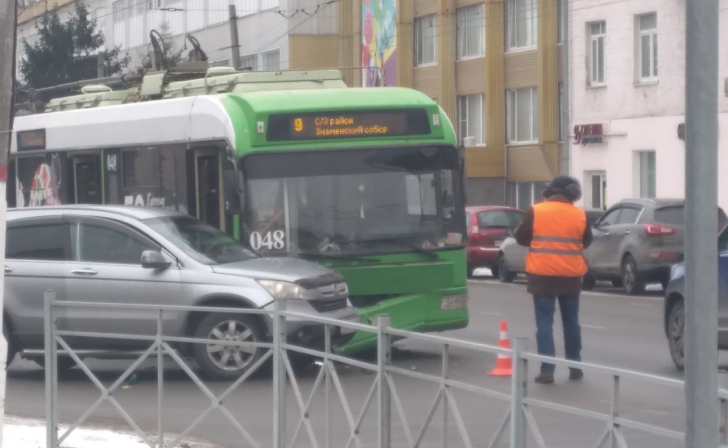 В Курске на улице Радищева автомобиль 