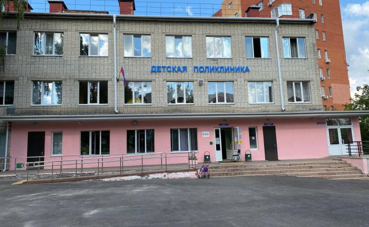 В Курске в 2023 году обустроят еще 4 парковки возле больниц и поликлиник