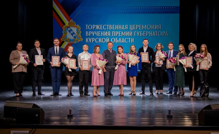 Роман Старовойт вручил премии Губернатора Курской области 53 лауреатам