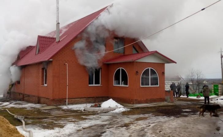 В Обояни Курской области горел жилой дом