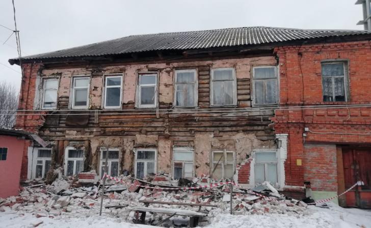 В Курске жителям дома, в котором обрушилась стена, предложили временное жилье