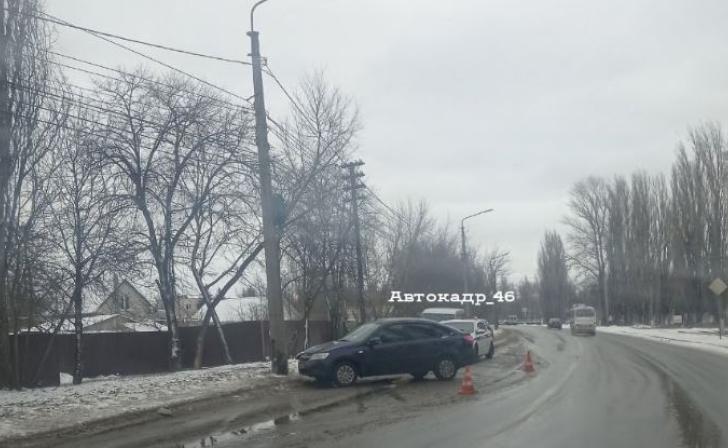 В Курске женщина за рулём «Лада Гранта» врезалась в столб
