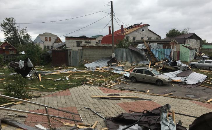 Селянин жалуется курскому губернатору, что после урагана ему не помогли с ремонтом дома