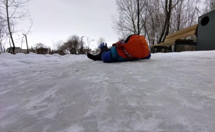 В Курской области в марте 77 взрослых и 30 детей получили травмы на улице