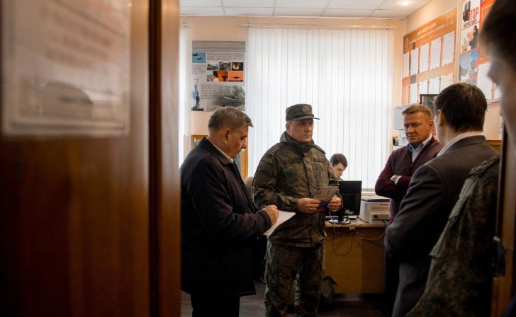 Курский губернатор посетил областной сборный пункт Курский губернатор посетил областной сборный пункт