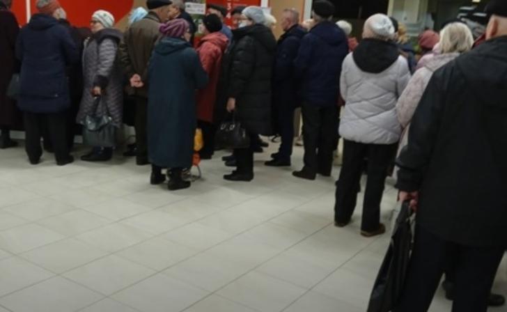 В МФЦ собираются большие очереди из пенсионеров, пытающихся зачислить деньги на Карту жителя Курской области