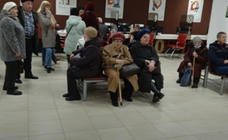 В Правительстве прокомментировали очереди из пенсионеров в МФЦ, пытающихся зачислить деньги на Карту жителя Курской области