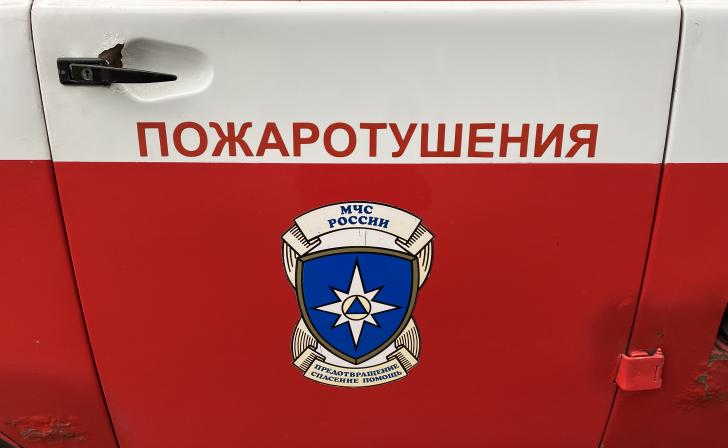 В Курске пожарные эвакуировали 15 человек из-за загоревшегося светильника