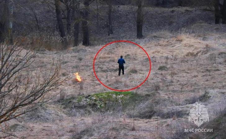 В Фатеже Курской области случайно сфотографировали поджигателя травы