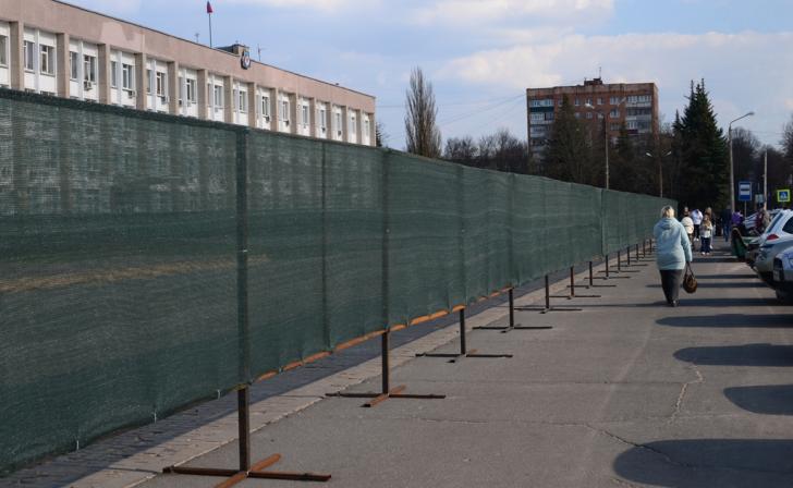 В центре Железногорска перед памятником Ленину появилось ограждение В центре Железногорска перед памятником Ленину появилось ограждение