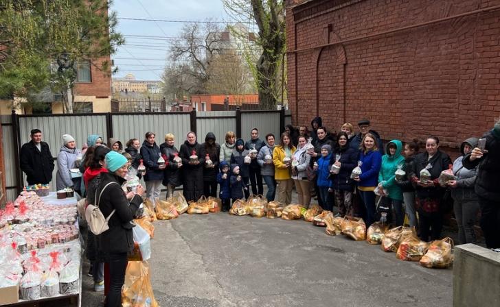 В Курске 50 нуждающихся семей получили пасхальные куличи