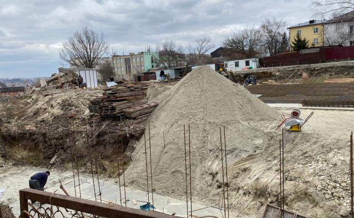 В Обояни возводят взрослую поликлинику, рассчитанную на 250 человек в смену