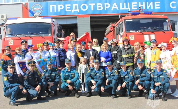 Детсадовцы поздравили курских пожарных с профессиональным праздником Детсадовцы поздравили курских пожарных с профессиональным праздником