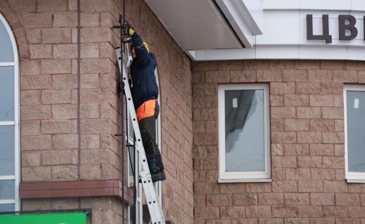 В Курске продолжается демонтаж неправильных рекламных вывесок