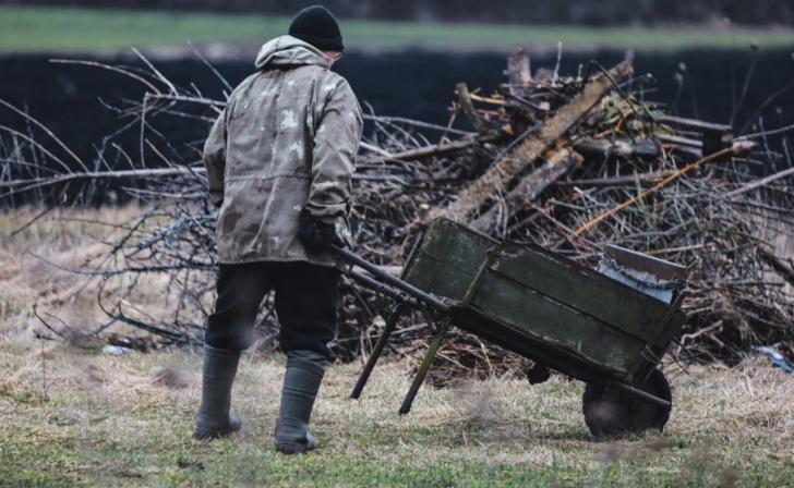 В Курске волонтёры продолжают акцию по заготовке дров для участников СВО
